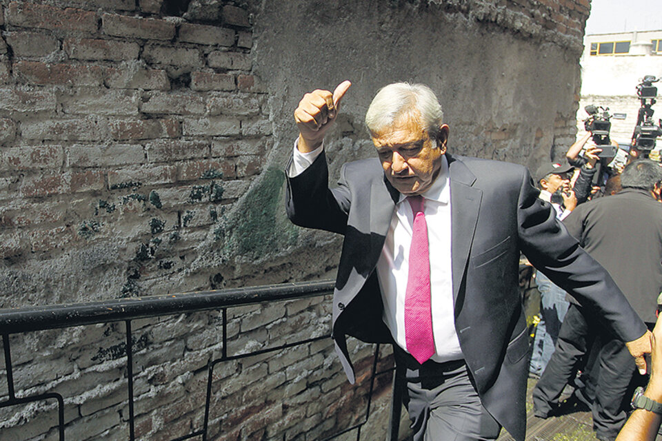 “Yo decido ganar menos de la mitad, cumpliendo con mi compromiso” dijo López Obrador.
