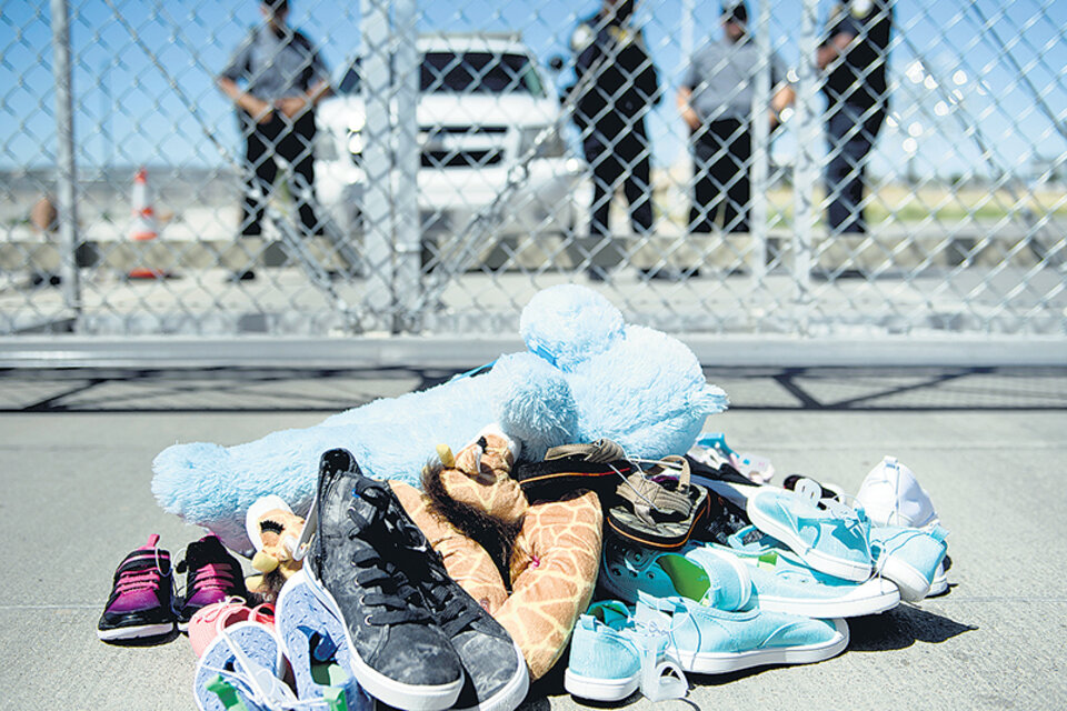 Zapatillas y juguetes a la entrada de Tornillo Port (Texas), adonde fueron llevados los niños separados de sus padres. (Fuente: AFP)