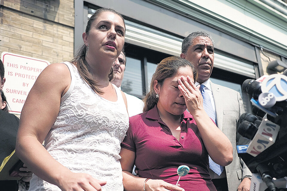 La guatemalteca Yeni Maricela González García habla con los medios tras reunirse con sus hijos en Nueva York. (Fuente: AFP)