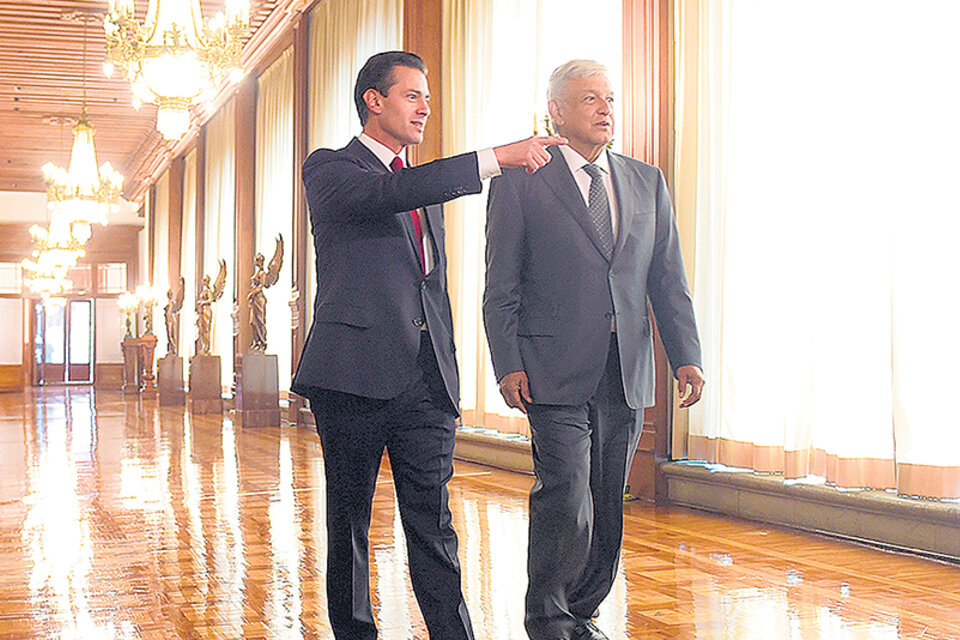Peña Nieto y López Obrador recorren un pasillo del Palacio Presidencial durante su encuentro. (Fuente: AFP)