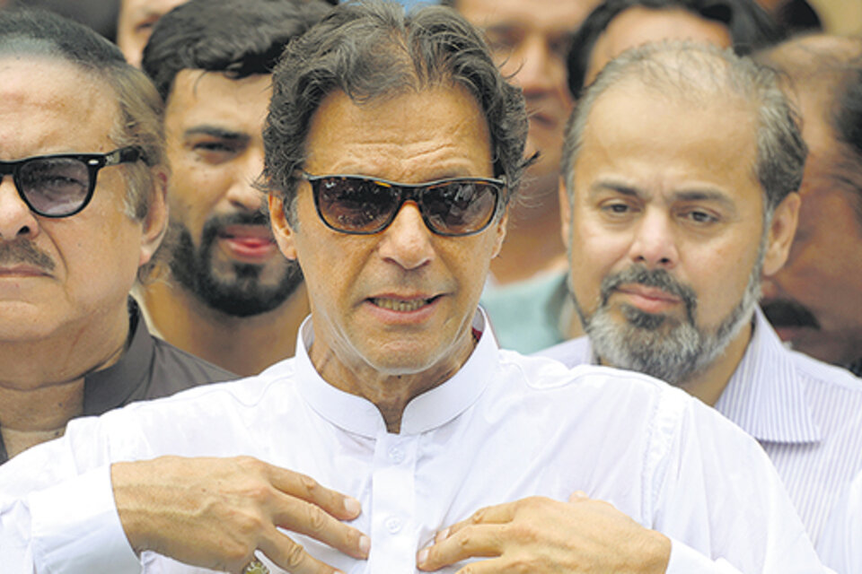 La ex estrella de cricket Imran Khan se proclamó ganador de los comicios en Pakistán.