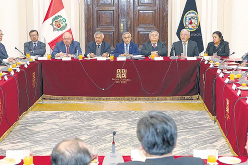 Duberly Rodríguez (centro) preside una reunión de juristas dos días antes de renunciar.