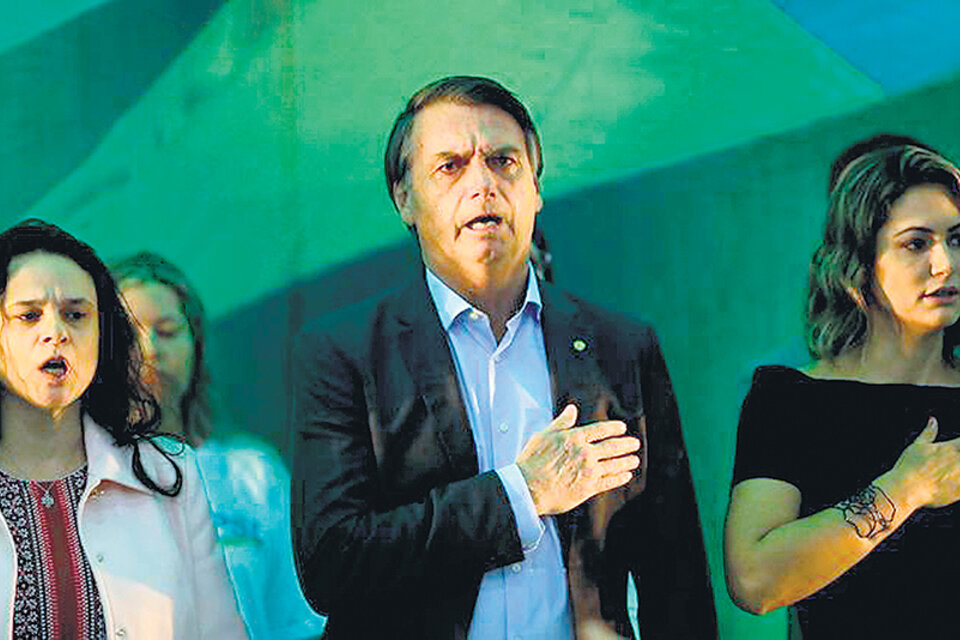 Jair Bolsonaro presentó a Janaina Paschoal (izq.) en el acto de lanzamiento de este domingo. (Fuente: AFP)