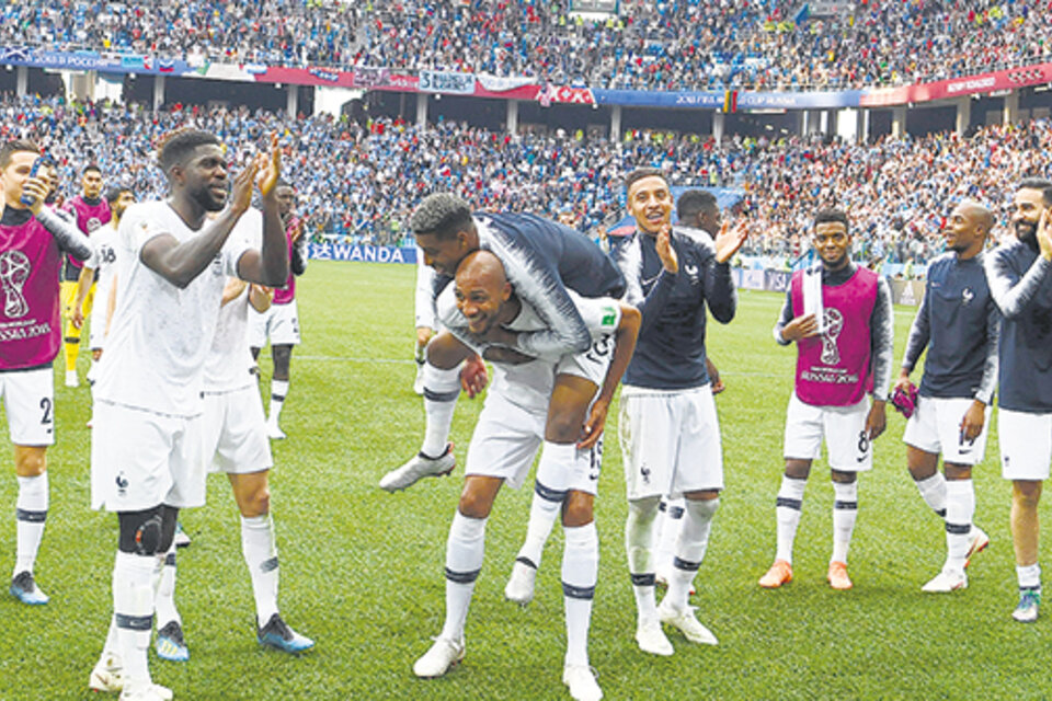 Los jugadores franceses festejan la clasificación a las semifinales del Mundial, donde jugarán contra Bélgica.