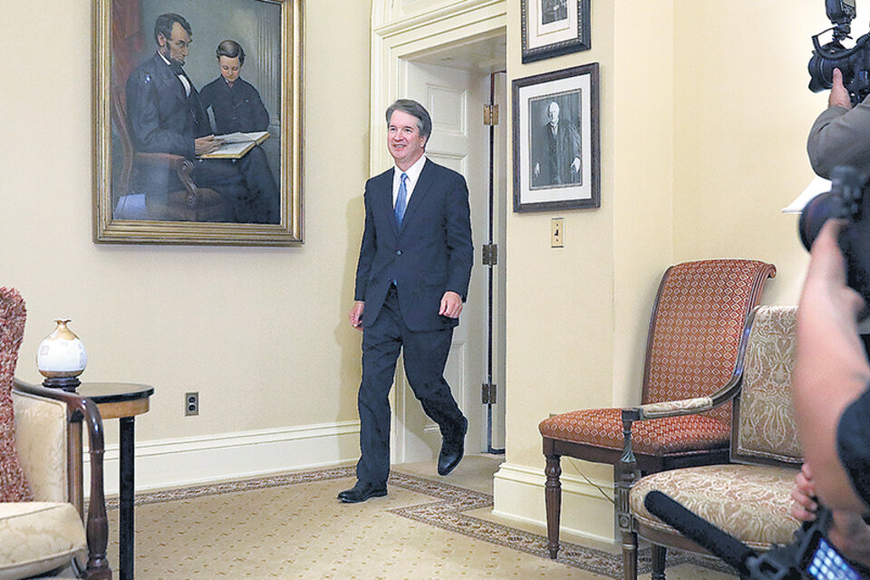 Kavanaugh ingresa a la oficina de McConnell en el Senado para recibir apoyo de los republicanos. (Fuente: AFP)