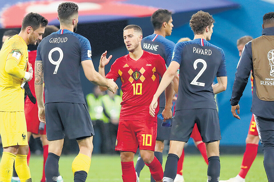 Hazard extiende su mano felicitando a los jugadores franceses por su pase a la final. (Fuente: AFP)