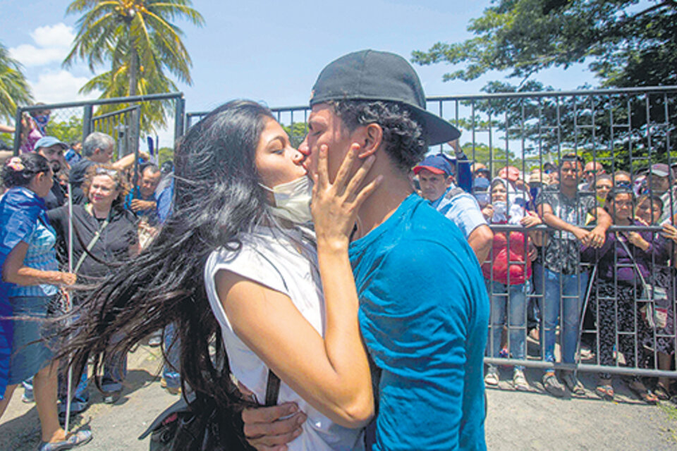 Dos estudiantes se besan luego de salir de la parroquia Divina Misericordia de Managua. (Fuente: EFE)
