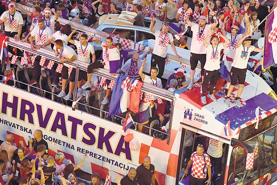 El plantel de Croacia paseó por Zagreb, donde recibió una gran ovación. (Fuente: AFP)