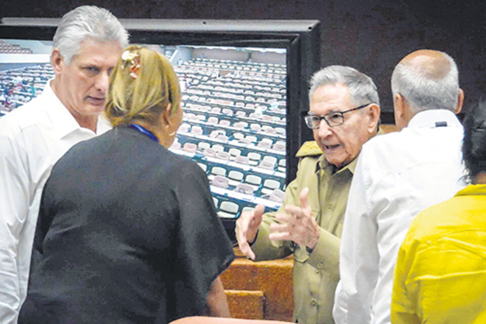 Díaz Canel (izq.) y Raúl Castro (centro) ayer en la Asamblea Nacional de Cuba.
