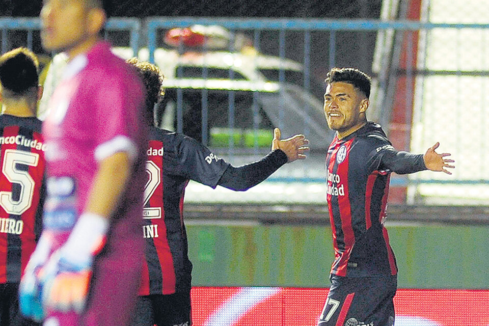 Tras marcar el gol, Díaz festeja con sus compañeros. San Lorenzo ganó 1-0. (Fuente: Fotobaires)