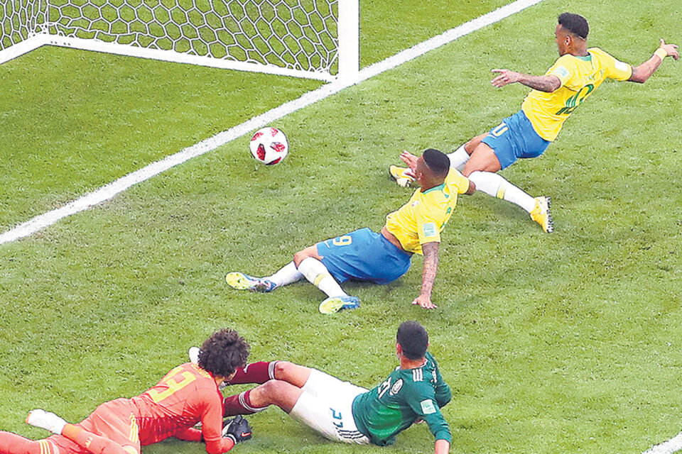 Neymar empuja la pelota en el segundo palo, tras la buena jugada de Willian.