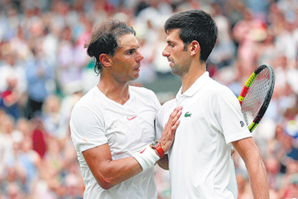 Djokovic recibe el saludo de Nadal después del maratónico partido que jugaron en el abierto inglés. (Fuente: EFE)