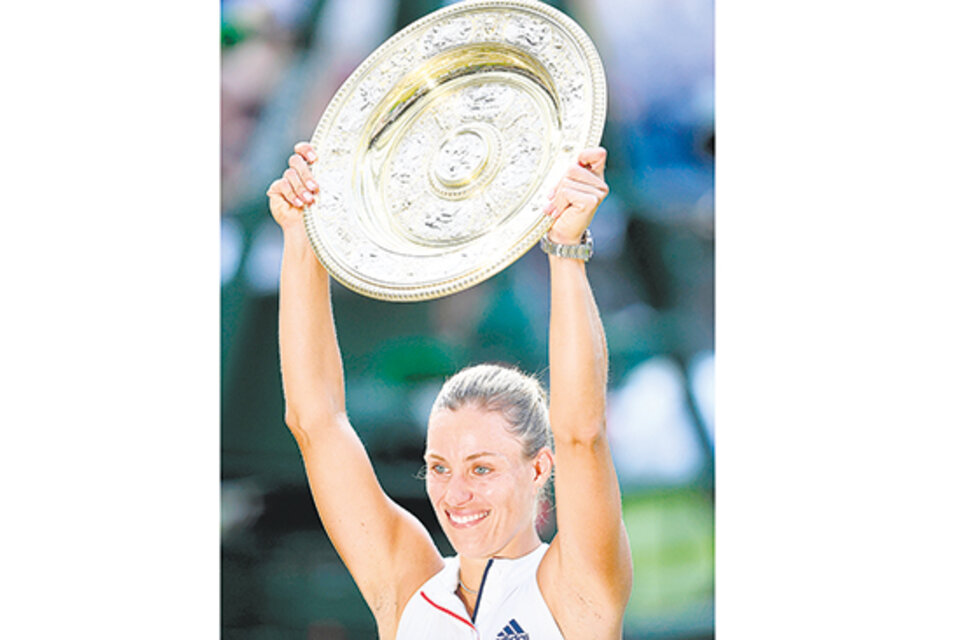 Angelique Kerber alza el trofeo.