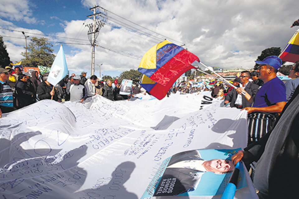 Marcha en apoyo a Rafael Correa, ayer en Quito. (Fuente: EFE)