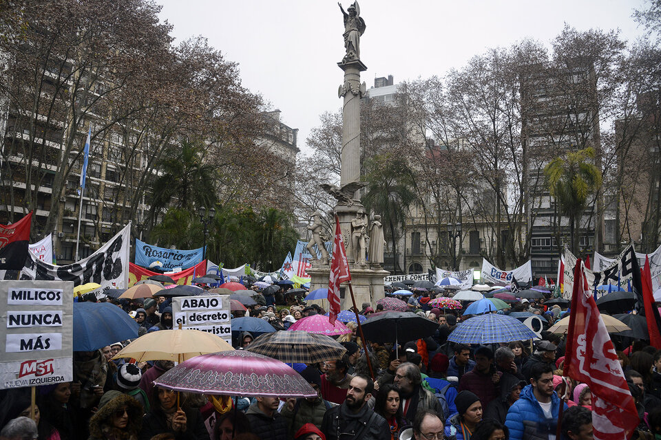 Miles de rosarinos coparon la plaza de las Madres. (Fuente: Andres Macera)