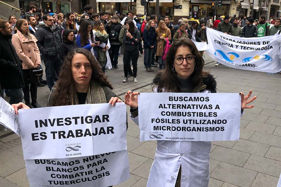 Los manifestantes explicaron a los transeúntes la crisis. (Fuente: Sebastián Granata)