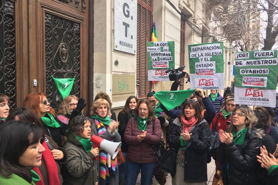 Ayer hubo un pañuelazo frente a la CGT local.