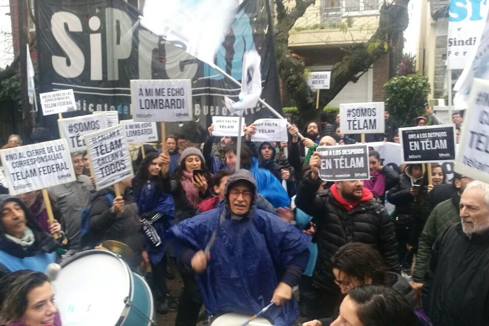 Los trabajadores resisten los despidos de Télam que dispuso la agencia.