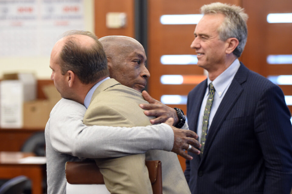 Johnson se abraza con sus abogados tras escuchar el veredicto del jurado. (Fuente: AFP)