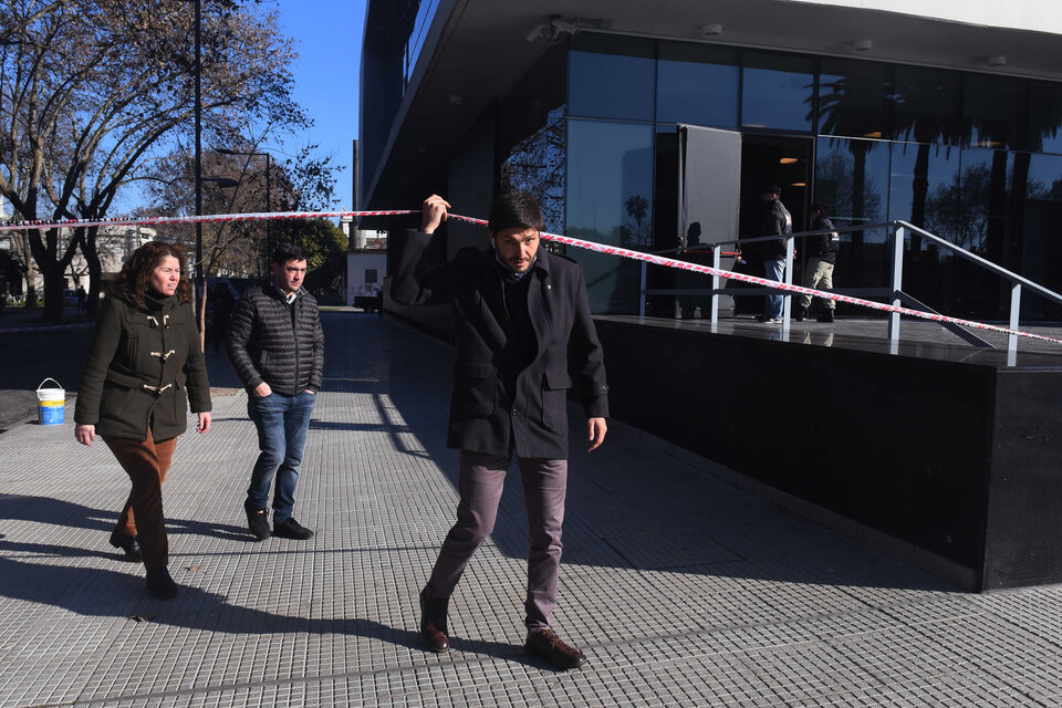 El mninistro de Seguridad Maximiliano Pullaro llegando al edificio de justicia baleado en la calle Rueda y Sarmiento. (Fuente: Sebastián Granata)