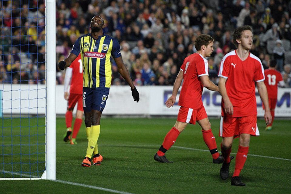 Bolt jugó sus primeros 20 minutos como futbolista a los 32 años. (Fuente: EFE)