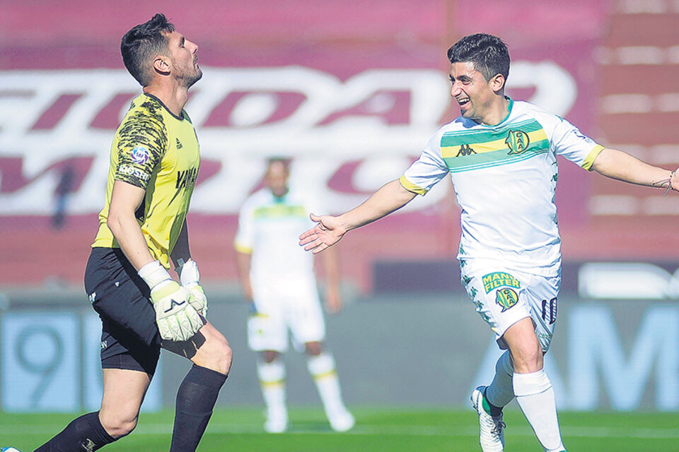 Pisano festeja el 1-0 con el que el Tiburón venció a Lanús de visitante. (Fuente: Fotobaires)