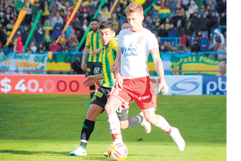 Aldosivi se quedó con la victoria con un gol de Pisano sobre el final partido. (Fuente: Prensa Huracán)
