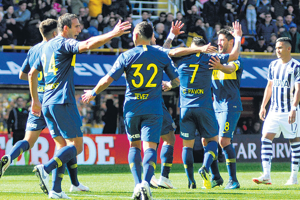 Pavón festeja con sus compañeros el gol del triunfo, tras un remate desde la medialuna. (Fuente: Julio Mancini)