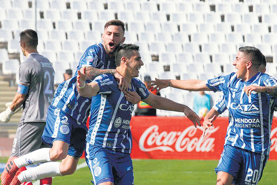Godoy Cruz festeja el triunfo en Mendoza tras el gol de penal de Viera.
