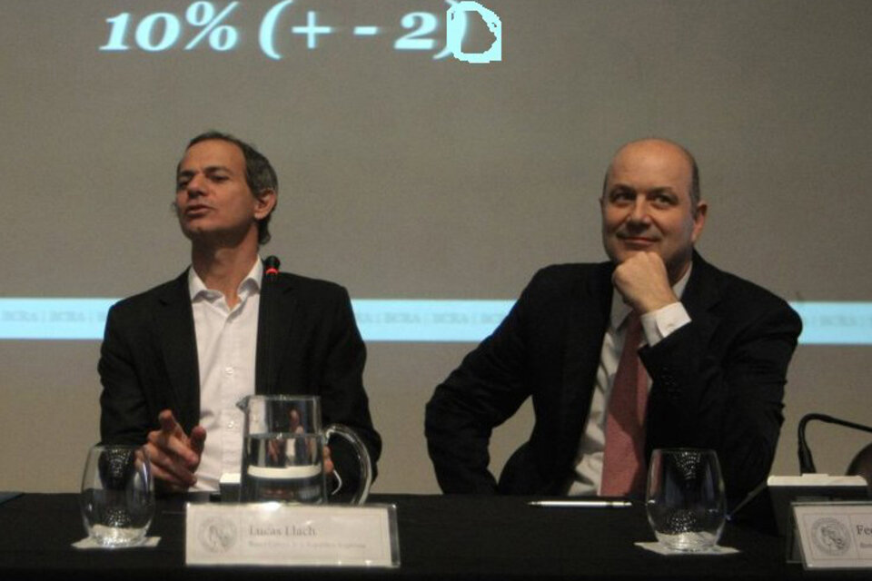 Lucas Llach y Federico Sturzenegger, ex números dos y uno del BCRA, perdieron con la devaluación.