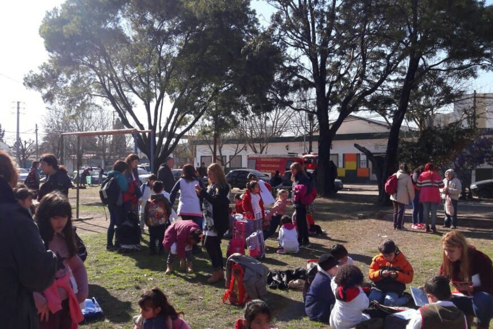 Alumnos evacuados de la escuela Primaria N° 8 de Merlo (Fuente: Twitter @Carinalopezm)