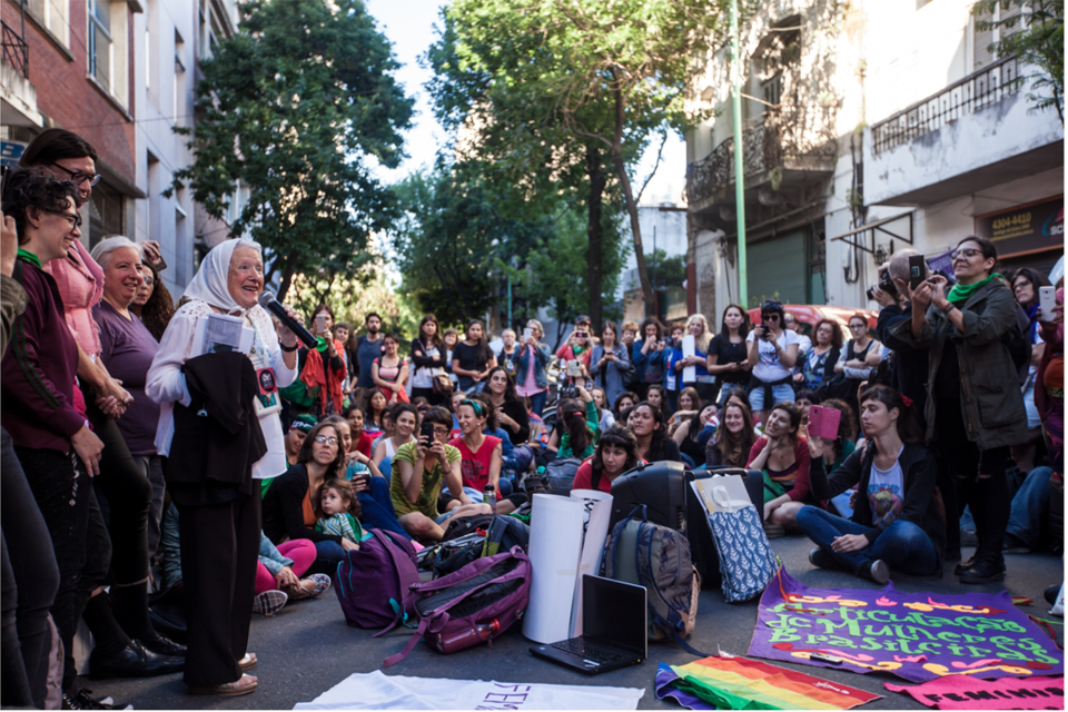 Asamblea en la calle del Foro Feminista contra la OMC, el año pasado, cuando se hizo el foro ministerial en Buenos Aires.