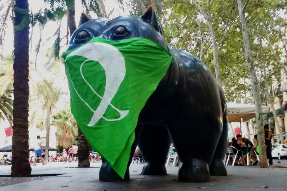 El Gato de Botero con el pañuelo verde en la capital catalana.