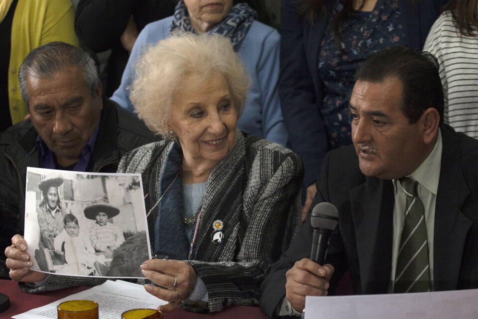 Ismael junto a Estela Carlotto en el anuncio del encuentro de su hermano Marcos. (Fuente: Kala Moreno Parra)