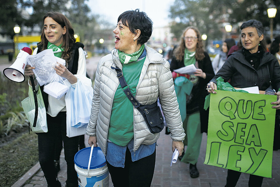 Amigas y activistas de parque chacabuco caminando a vestir todos los monumentos de pañuelo abortero. (Fuente: Jose Nicolini)