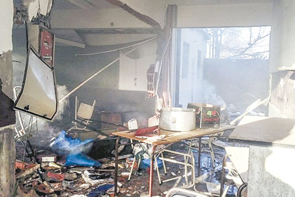 Imagen desoladora del interior de la escuela Nº49 de Moreno, después de la explosión provocada por un escape de gas. (Fuente: NA)