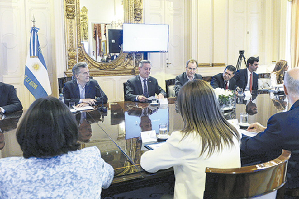 Mauricio Macri, en la reunión con gobernadores para la firma del Pacto Fiscal, que ahora las provincias dicen que fue incumplido.
