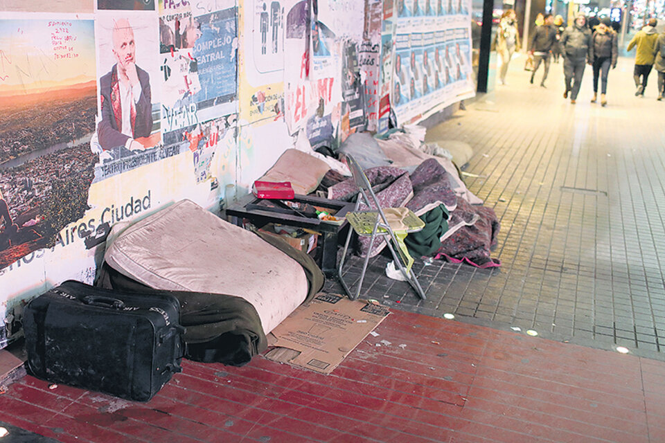 La avenida Corrientes es escenario del fuerte incremento de personas cobijadas en la vereda a la espera de otra suerte para sobrevivir. (Fuente: Joaquín Salguero)