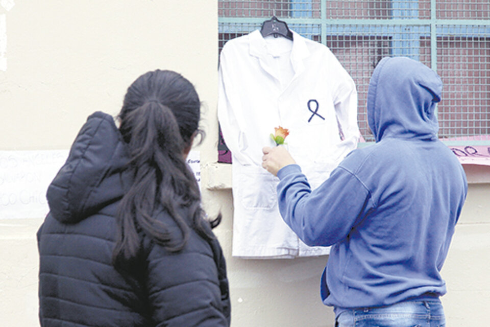 El frente de la escuela 49 de Moreno se convirtió en el lugar de homenaje a las dos víctimas. (Fuente: Jorge Larrosa)