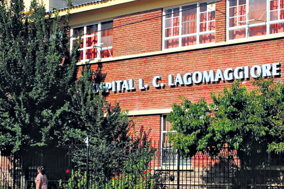 La mujer lucha por su vida en la terapia intensiva del Hospital Lagomaggiore.