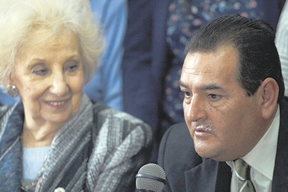 Ismael Suleiman, el hermano mayor de Marcos Ramos, junto a Estela Carlotto. (Fuente: Kala Moreno Parra)