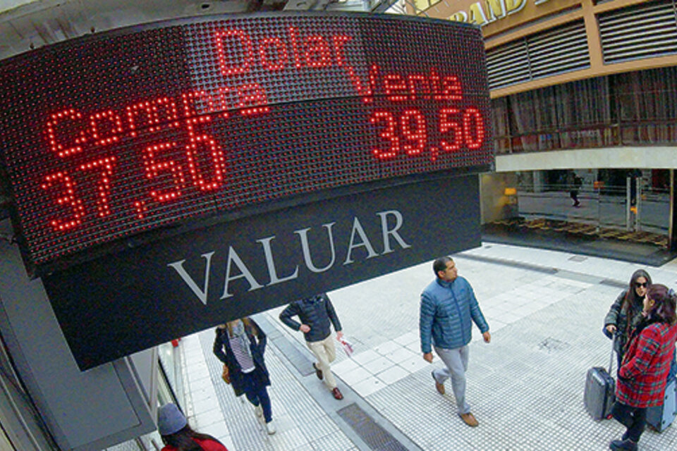 Pese a la fuerte intervención del Central, el dólar continúa cerca de los 40 pesos. (Fuente: NA)