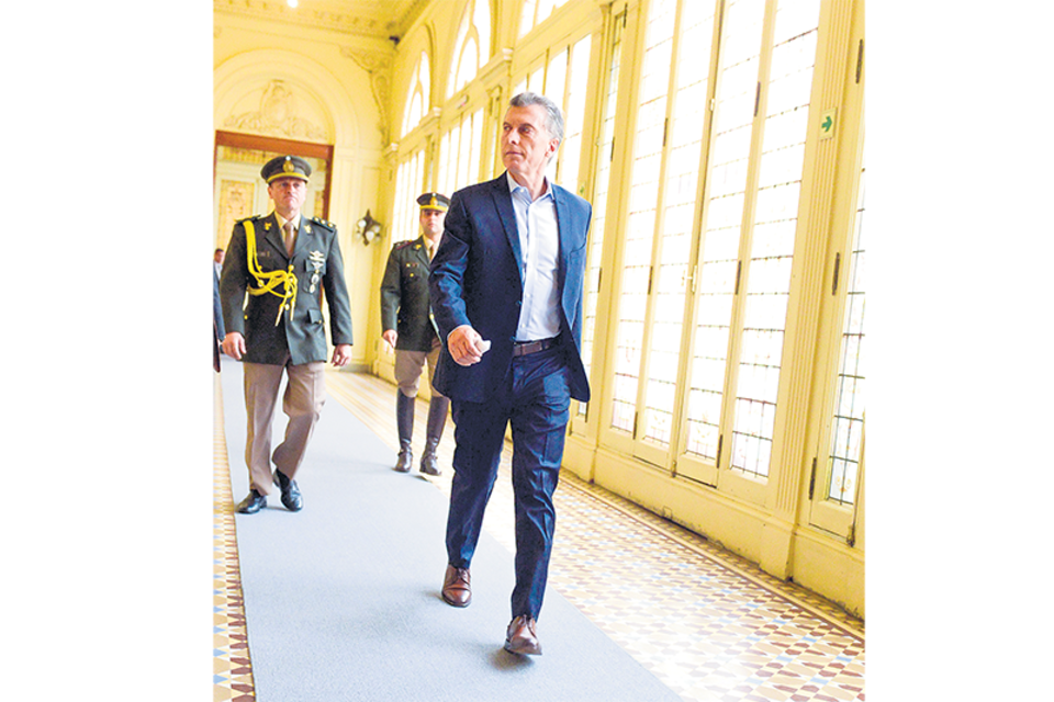 Macri caminaba y fue consultado por periodistas, frente a lo cual se mostró despreocupado por la crisis. (Fuente: NA)