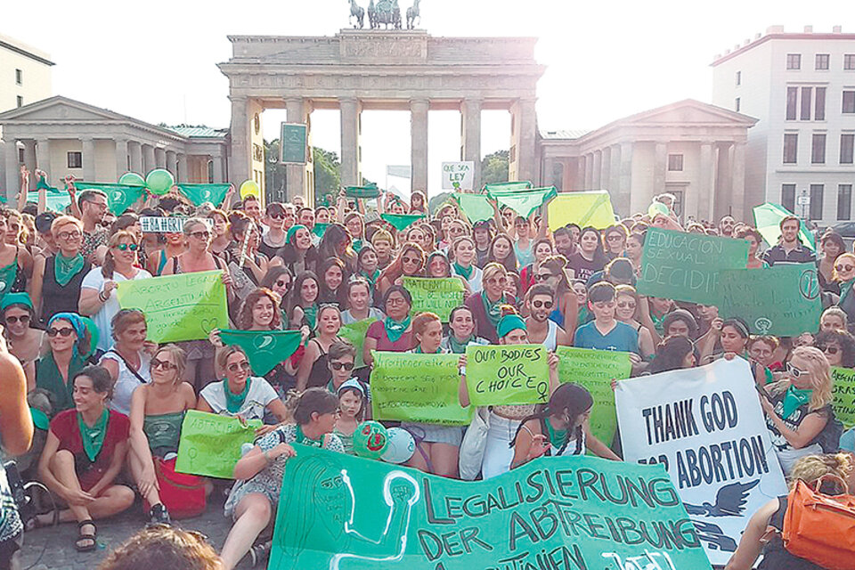 En Berlín, juntada en la Puerta de Brandeburgo.