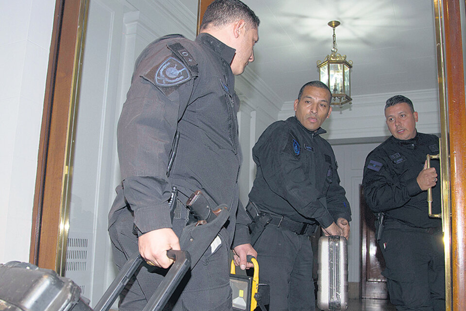 El juez Bonadio ordenó operativos policiales en otros departamentos del edificio donde vive CFK. (Fuente: NA)