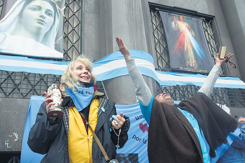 La liturgia evangélica marcó el tono del aguante celeste, del lado sur de la plaza. (Fuente: Bernardino Avila)