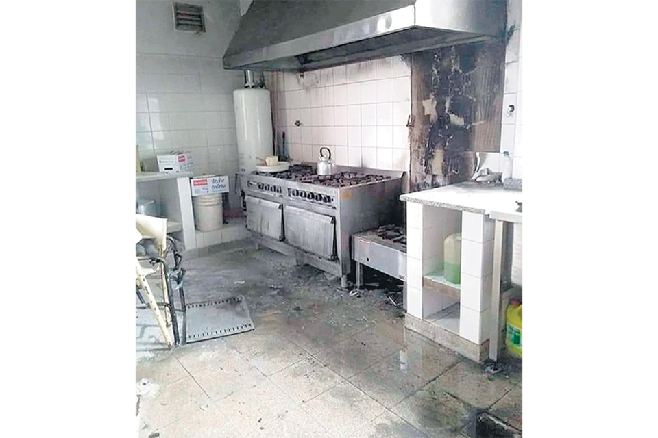 La cocina de la escuela 22, tras la explosión hace un mes.