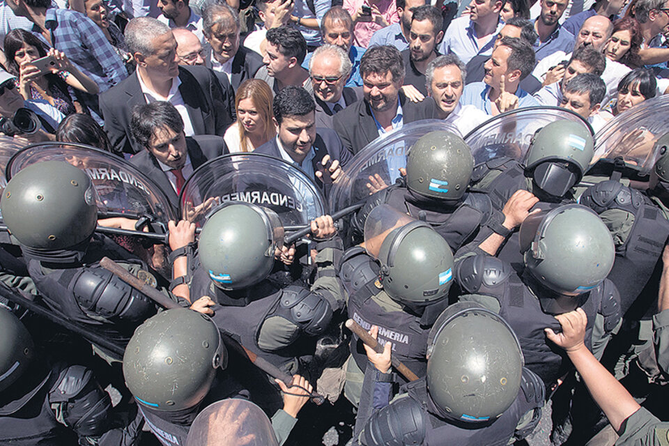 Los legisladores salieron a interceder ante las fuerzas de seguridad para evitar la represión. (Fuente: Joaquín Salguero)