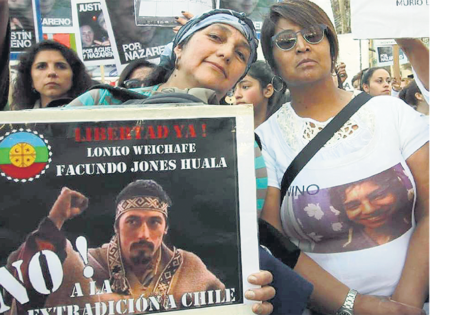 A la izquierda, Isabel Huala, durante la marcha del lunes en contra del gatillo fácil en Plaza de Mayo.