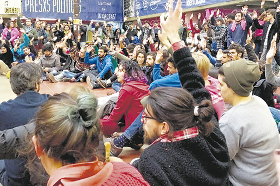 Estudiantes y docentes de Ciencias Exactas decidieron ocupar la facultad para marchar hoy.